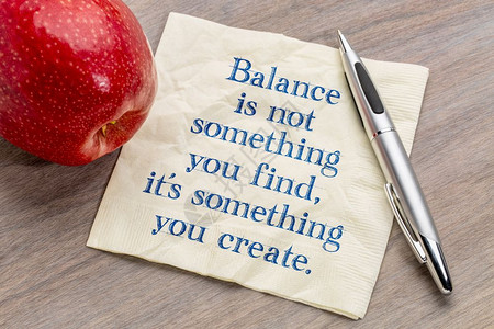 平衡不是您发现的东西而是您创建的创建的东西用红苹果在餐巾纸上的笔迹图片