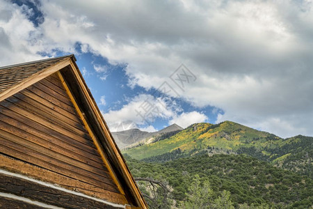 科罗拉多桑克雷德里斯托山的古老小屋夏末风景图片