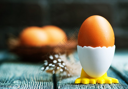 在蛋壳模具上的鸡蛋图片