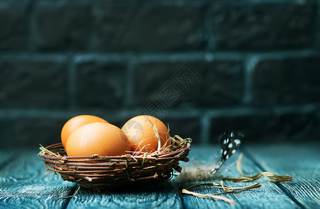 在鸟窝里的鸡蛋背景图片