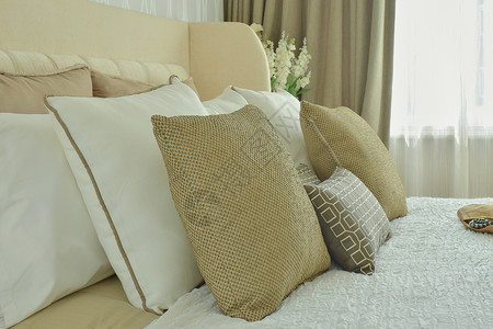 现代经典风格用棕色蜜蜂和浅枕头铺上紫和浅枕头图片