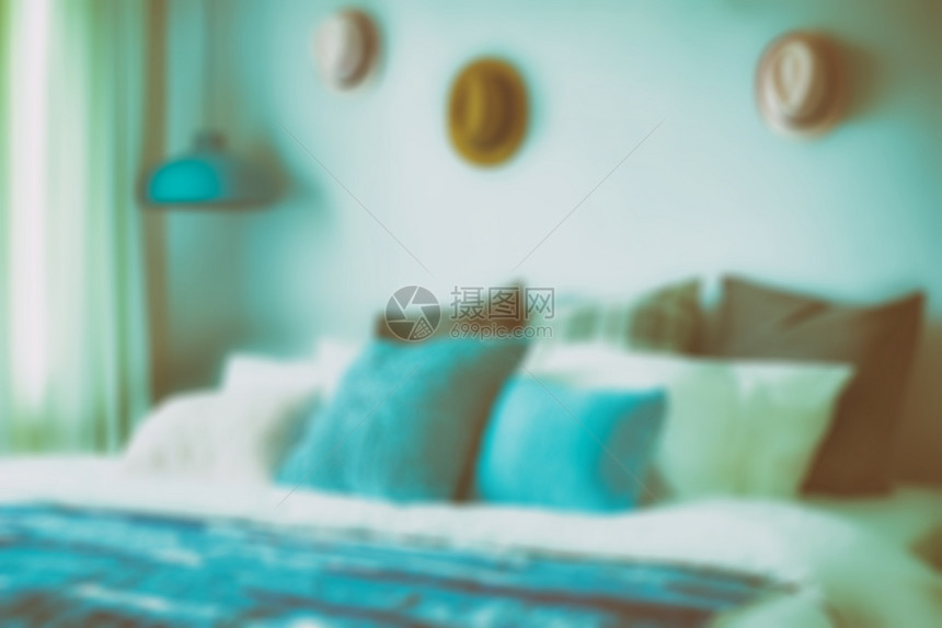 蓝色布局的模糊图像戴挂墙壁装饰帽的青少年卧室图片