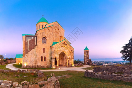 西丽水库格鲁吉亚伊梅雷蒂省库塔西巴格拉蒂大教堂鲁吉亚伊梅雷蒂市库塔西大教堂或库塔伊西大教堂在晚上蓝色时间更名为巴格拉蒂大教堂鲁吉亚伊梅雷背景