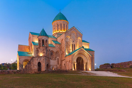 库格尔格鲁吉亚伊梅雷蒂省库塔西巴格拉蒂大教堂鲁吉亚伊梅雷蒂市库塔西大教堂或库塔伊西大教堂在晚上蓝色时间更名为巴格拉蒂大教堂鲁吉亚伊梅雷背景