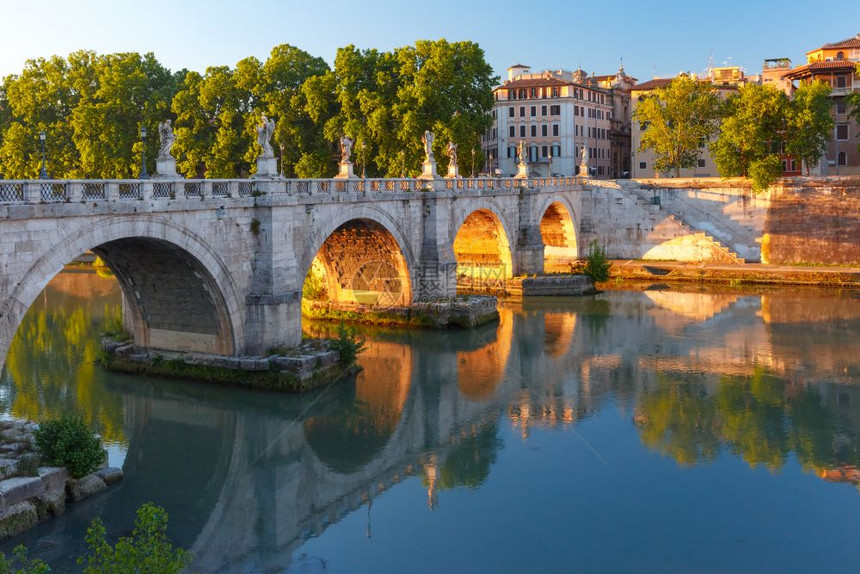 圣天使桥意大利罗马圣天使桥在意大利罗马日落时提伯尔河有镜像反射图片