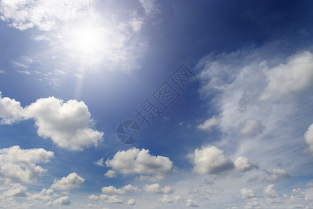 蓝天空中明亮的太阳在云层中图片