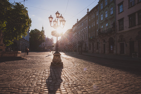 清晨阳光明媚的旧欧洲城市街道图片