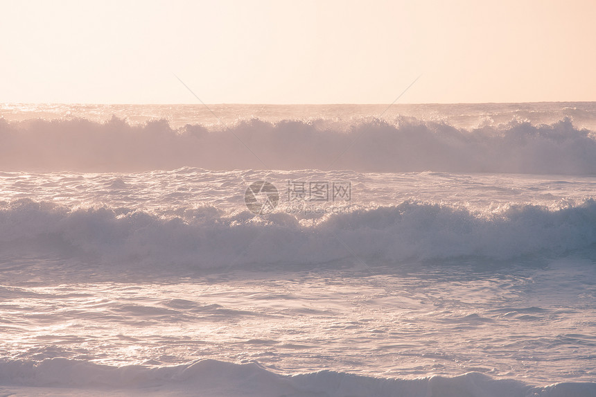阳光明媚的海洋大浪风景图片