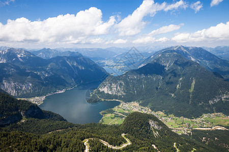 从高角度对Hallstat湖和阿尔卑山进行全景空中观测图片