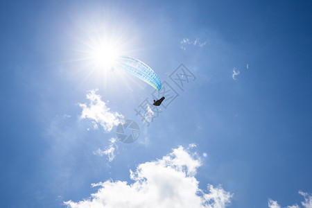 蓝色天空的中滑翔伞图片
