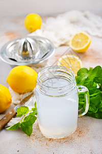 柠檬汁在玻璃和桌子上背景图片