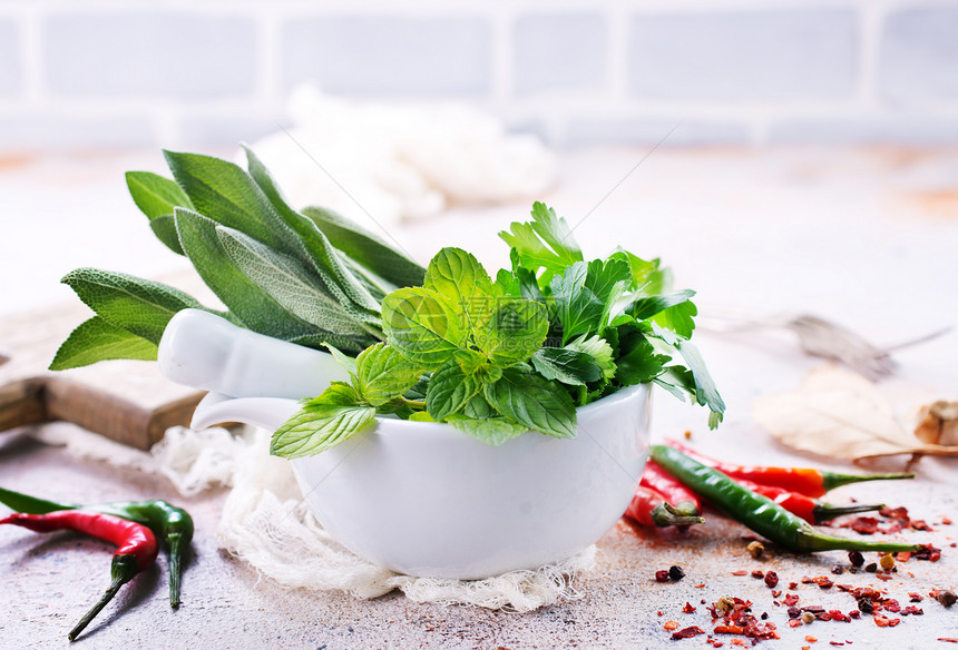 茶桌上的芳香料和草药图片