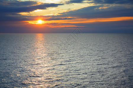 波罗的海上空日落海平面和多彩云层的景色日落海图片