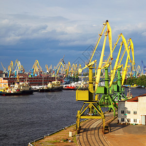 俄罗斯圣彼得堡港口起重机图片