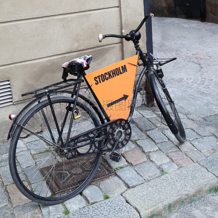 瑞典斯德哥尔摩墙附近的旧自行车图片