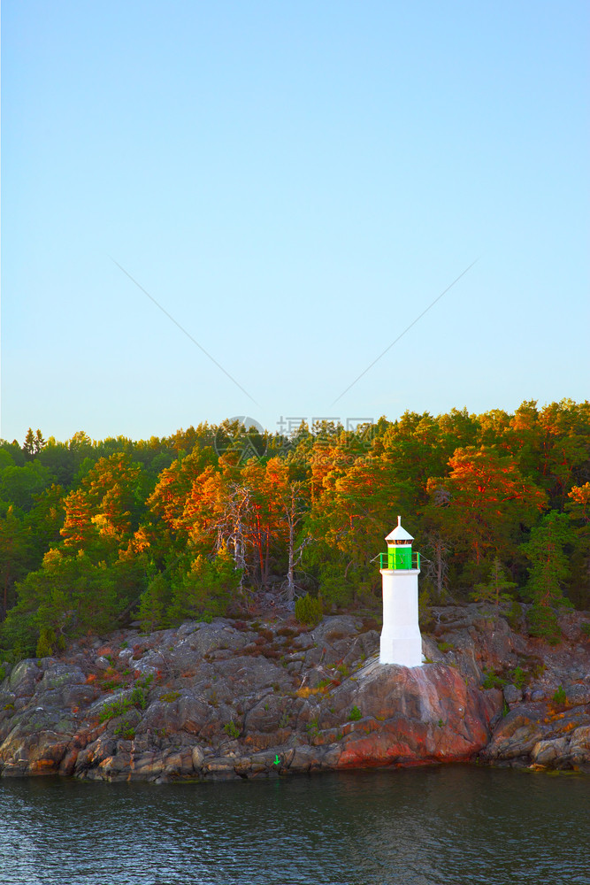 瑞典风景波罗的海小岛屿岸有灯塔图片