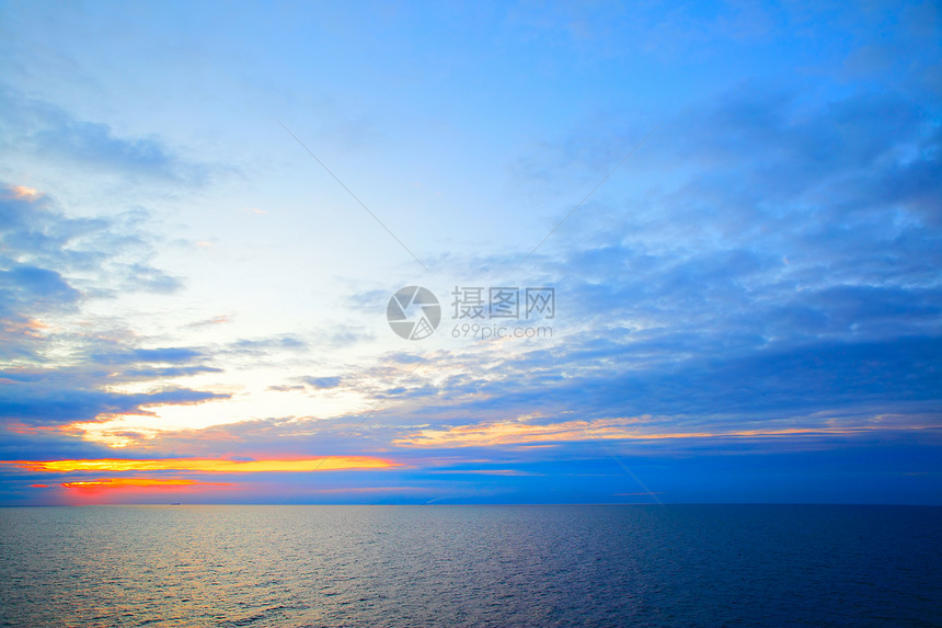 瑞典美丽的日落旗帜颜色海景与平面可用作背景图片