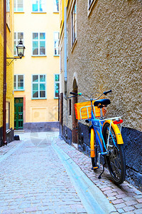 瑞典斯德哥尔摩街自行车涂有瑞典颜色的图片