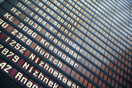 机场飞行信息板和复印空间图片