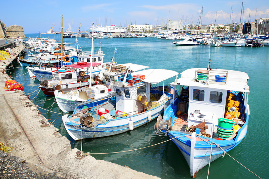 希腊克里特岛Heraklion港渔船图片