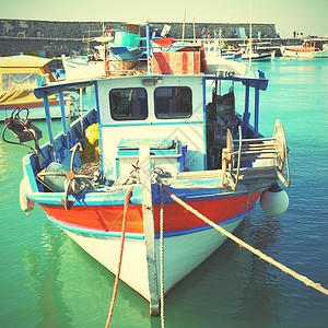 希腊克里特海拉利翁港的老渔船希腊克里特高清图片