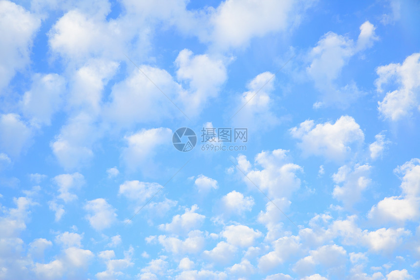 云小的天空可以用作背景图片