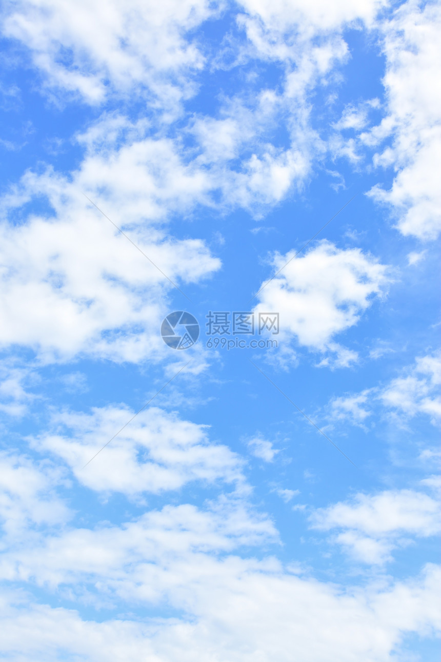 天空背景蓝色天空中只有云垂直图片