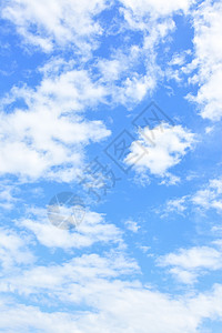 天空背景蓝色天空中只有云垂直图片