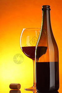 红葡萄酒玻璃瓶和软的死活图片