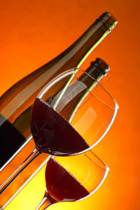 红葡萄酒玻璃杯和瓶子的死期混杂成分图片