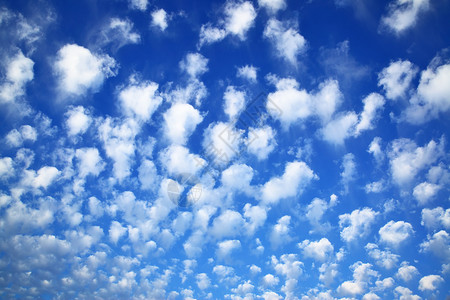 有云的深蓝天空可用作背景图片