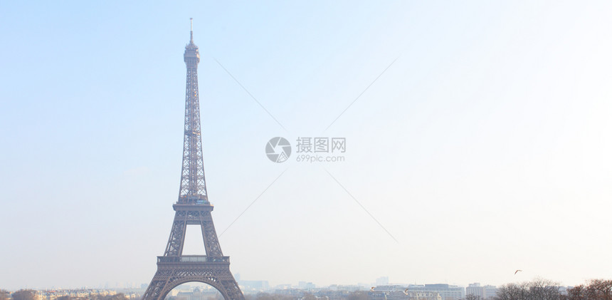 Eiffel塔台和巴黎天际线您自己的文字空间很大图片