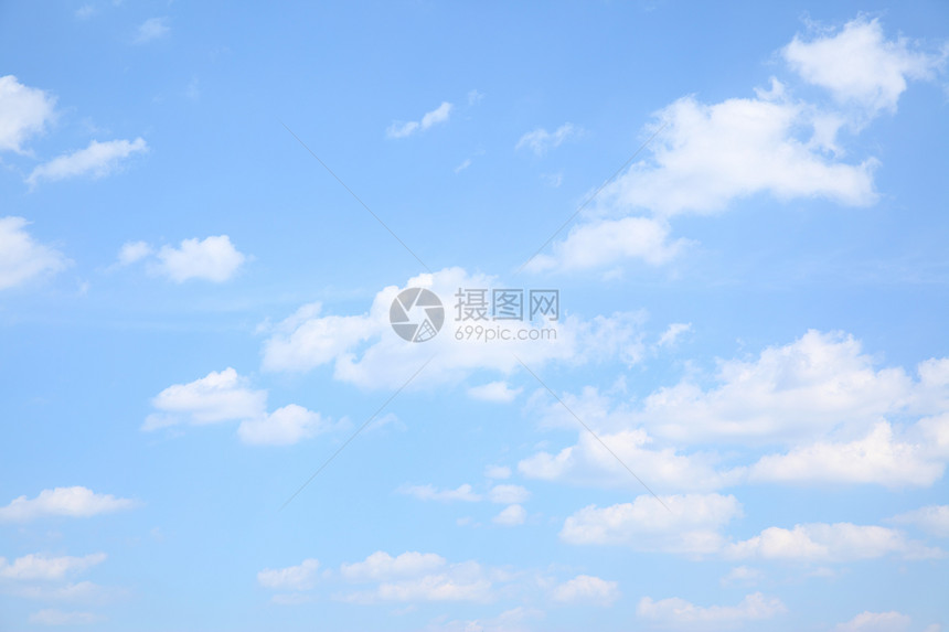 有云的浅蓝天空可用作背景图片