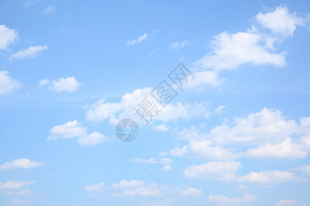 有云的浅蓝天空可用作背景图片