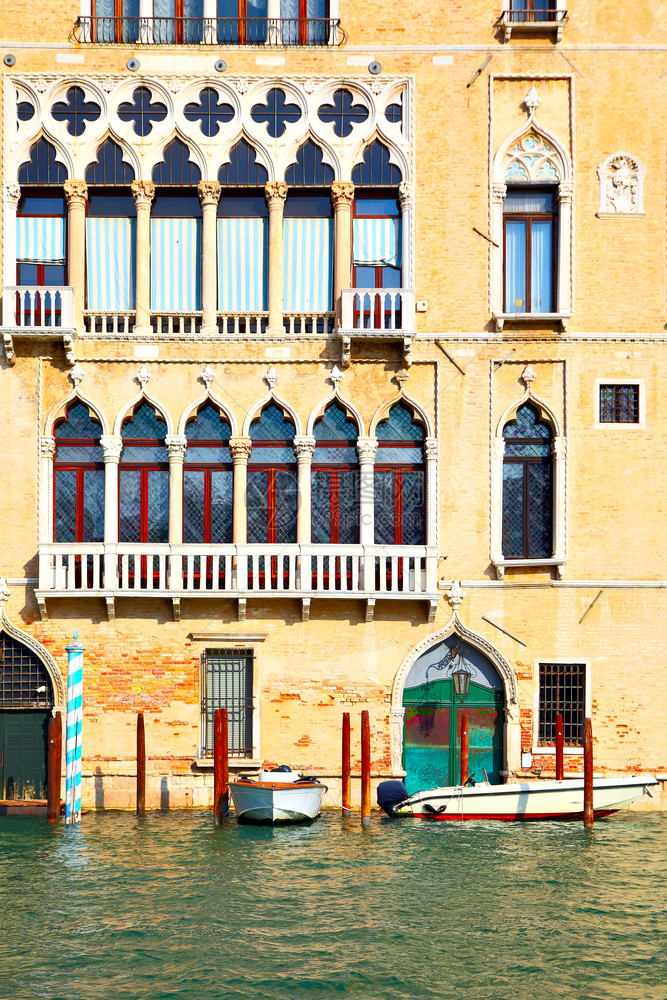 意大利威尼斯运河上的旧房子图片