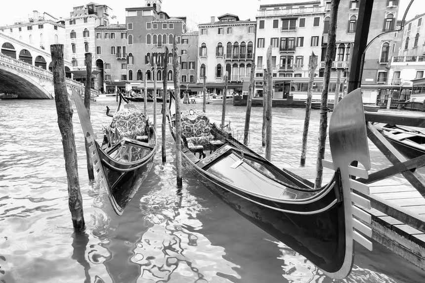 在意大利威尼斯雷托桥附近的大运河上GondolasGondolas图片