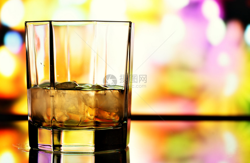 威士忌杯超过多彩背景的威士忌杯图片