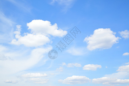 夏季天空有光的积云可用作背景图片