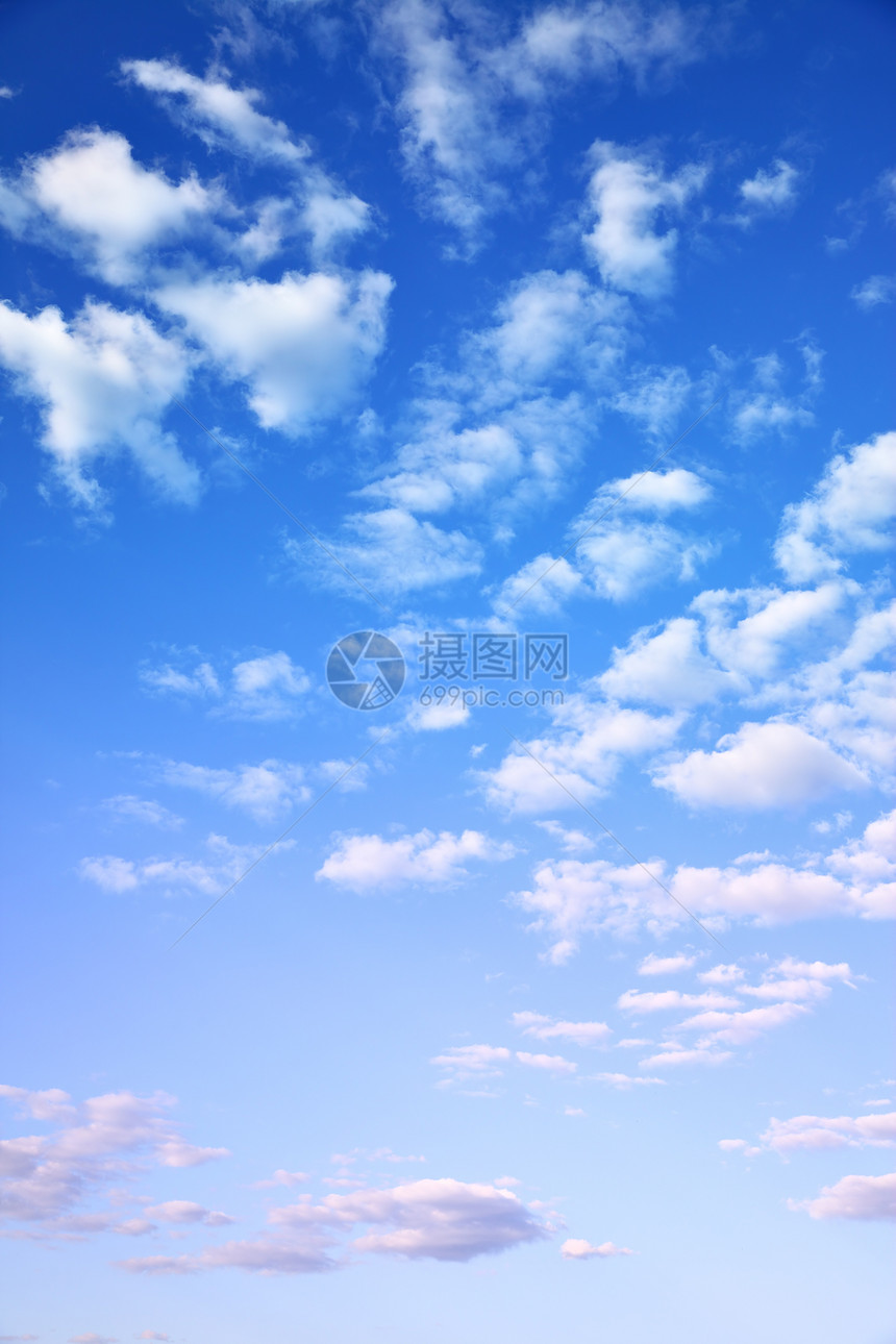 天空与光积云可用作背景图片