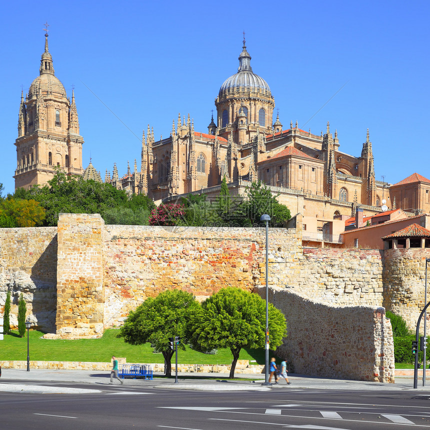西班牙萨拉曼卡市城墙和大教堂图片