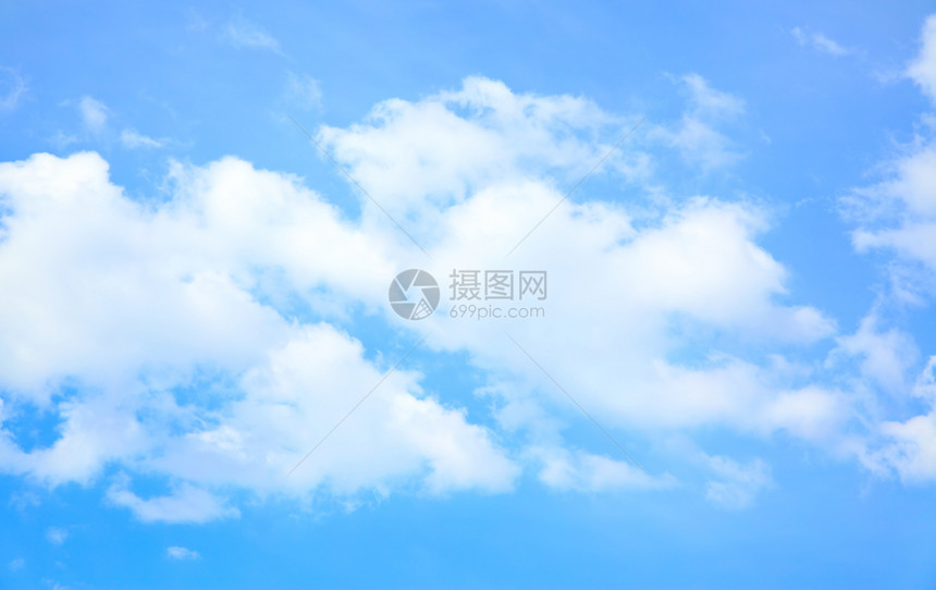 蓝色天空中云层的条纹可用作背景图片