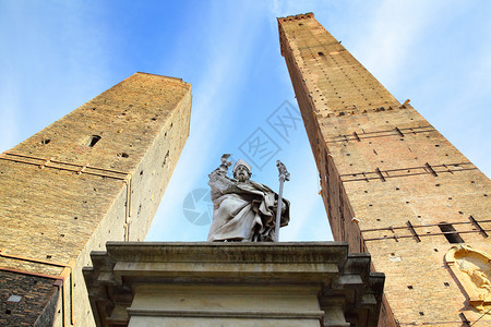 圣彼得罗尼乌斯神像和博洛尼亚两座古老的塔楼图片