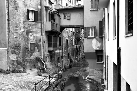 意大利波洛尼亚老城运河黑白图象图片