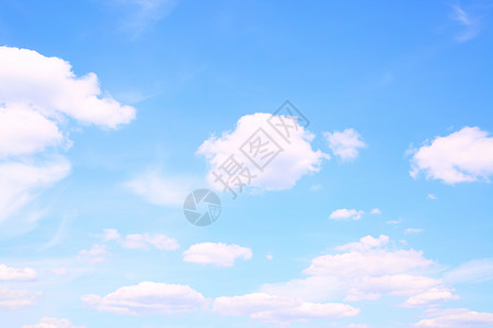 只有云的蓝色天空可用作背景背景图片
