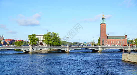 瑞典斯德哥尔摩桥梁和市政厅全景图片