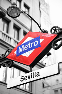 马德里地铁标志塞维利亚站部分是黑白图像图片