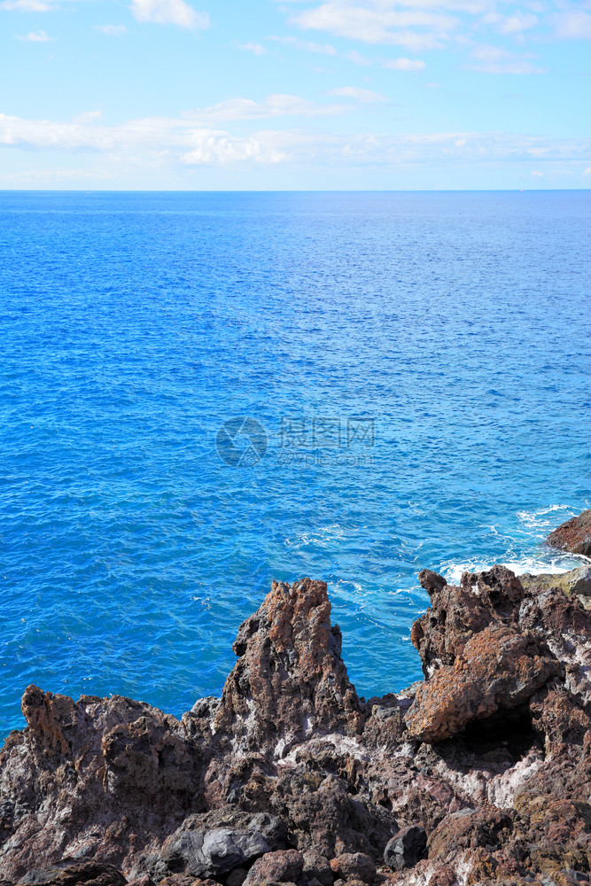 美丽的海景岩石和平面自然照片背景复制空间构成图片