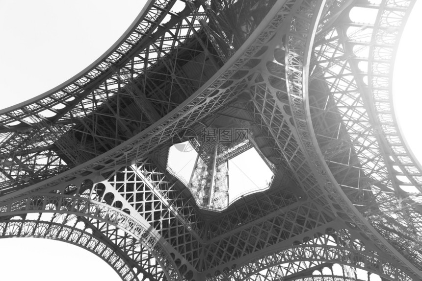 法国巴黎艾菲尔塔的角镜头黑白图像图片