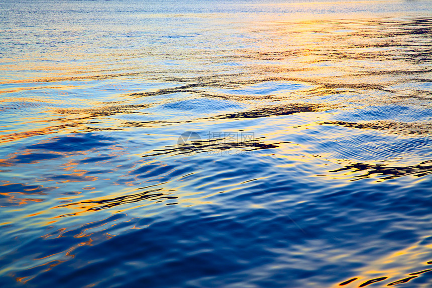 日落时多彩的海水表面抽象背景图片