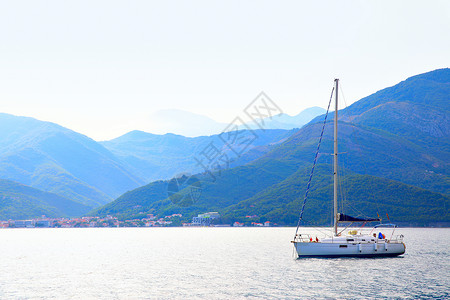 美女游艇科托尔湾和黑山区的图片视背景